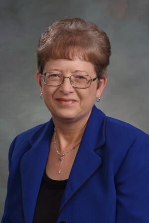 HEADSHOT Terri Carver